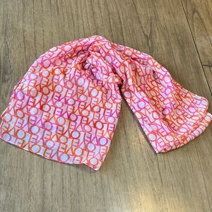 cute LOVE patterned infinity/loop scarf
one size
polyester
good condition